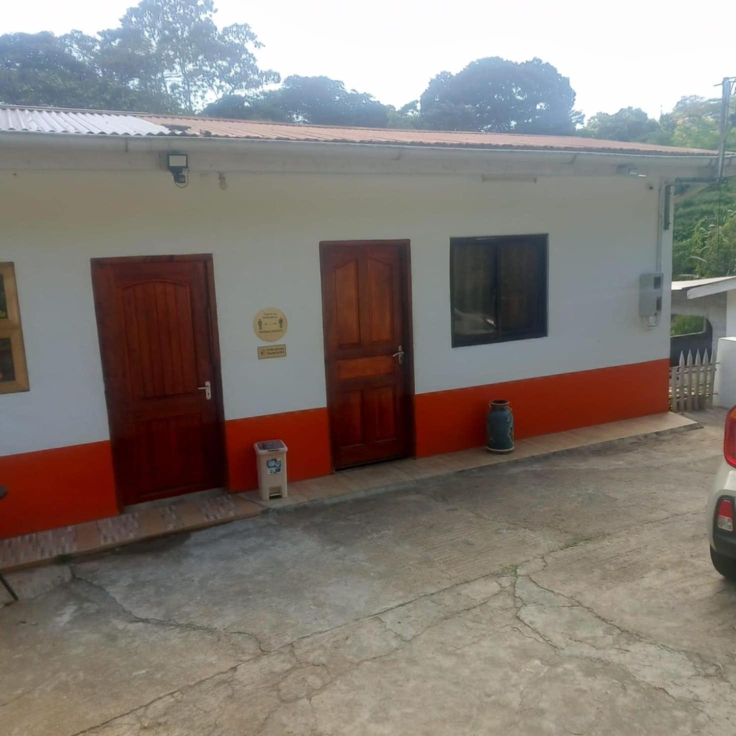 Papayas Self Catering Room Victoria Bagian luar foto